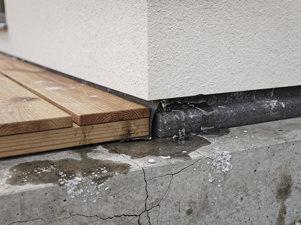 Fehlerhafte Abdichtung von Holzterrassen auf Betonuntergrund – Ursachen, …